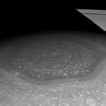 Шестиугольник, расположенный на северном полюсе Сатурна, греется в лучах Солнца