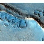 Новый снимок поверхности Марса демонстрирует необычные формы рельефа