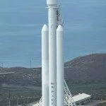 Компания SpaceX продолжает работу над ракетой-носителем Falcon Heavy