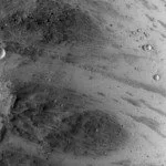 Камера HiRISE сделала снимок камня, который скатился с холма на Марсе